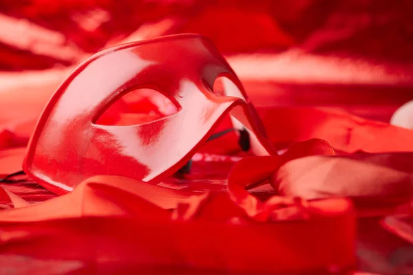 Карнавальна Червона Маска Відпочинку Стрічками Темному Фоні — стокове фото