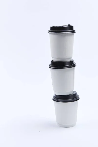 カップ コーヒーは 白い背景で隔離のクローズ アップ — ストック写真