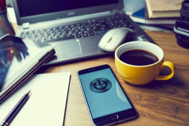  Ofis Masası modern smartphone ve düğmesi Güç smartphone ekranında, iş kavramı ile 