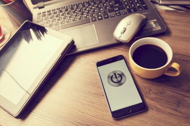  Ofis Masası modern smartphone ve düğmesi Güç smartphone ekranında, iş kavramı ile 