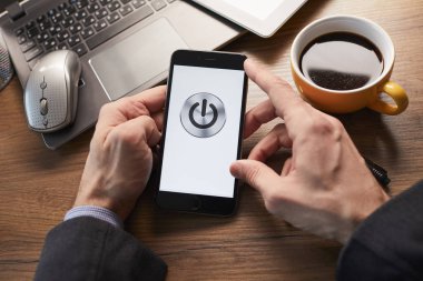 iş kavramı ile modern smartphone ofiste holding erkek eller