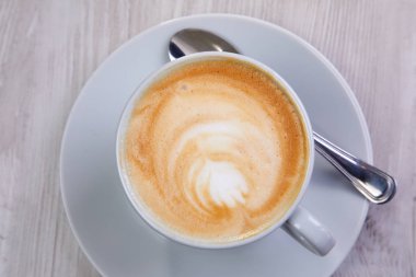 beyaz fincan sıcak cappuccino, yakın çekim