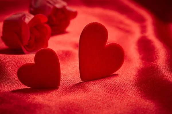 Mooie Rode Decoratieve Hartjes Voor Valentijnsdag Mooie Rode Zijden Stof — Stockfoto