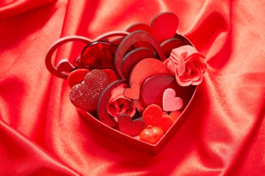 Sevgililer günü süsleri kırmızı ipek kumaş üzerine yürekleri 