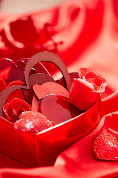 赤のシルク生地にハートとバレンタインデーの装飾 — ストック写真