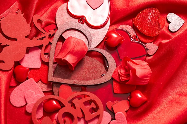 Decoraciones San Valentín Con Corazones Tela Seda Roja — Foto de Stock