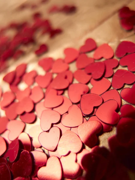 明亮的红色心脏五彩纸屑的接近的看法 — 图库照片