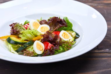 yumurta beyaz tabakta sebze salatası yakın çekim 