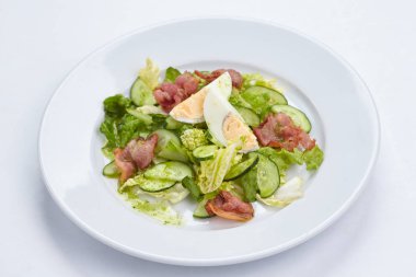 Beyaz tabakta ev yapımı salata yakın çekim 