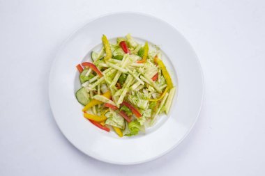 Beyaz tabakta ev yapımı salata yakın çekim 