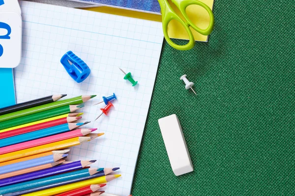 Pila Equipo Escolar Sobre Fondo Verde Concepto Regreso Escuela —  Fotos de Stock