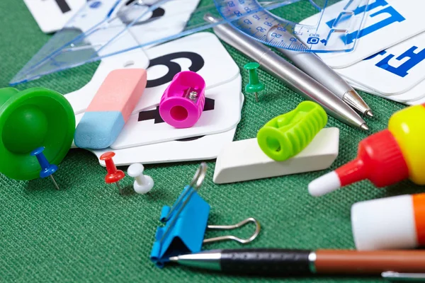 Stapel School Apparatuur Groene Achtergrond Terug Naar School Concept — Stockfoto