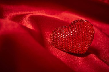 güzel kırmızı ipek kumaş, Sevgililer günü için güzel kırmızı dekoratif kalp yakın çekim