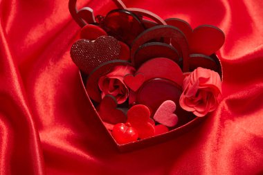 Sevgililer günü süsleri kırmızı ipek kumaş üzerine yürekleri 