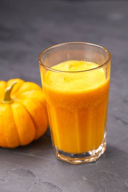 Taze kabak suyu ile sebze, yakın çekim  