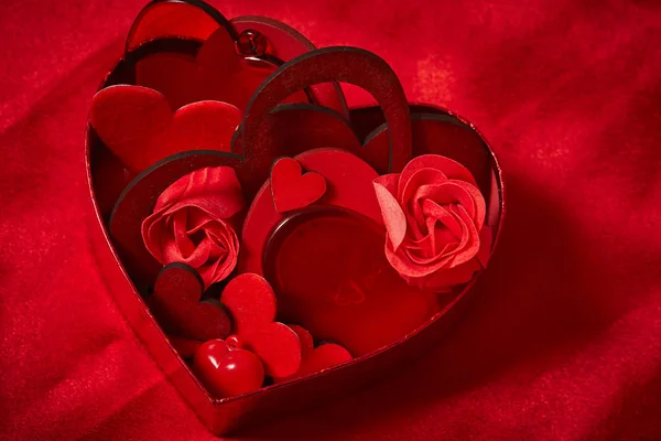 Valentijnsdag Decoraties Met Hartjes Rode Zijde Stof — Stockfoto