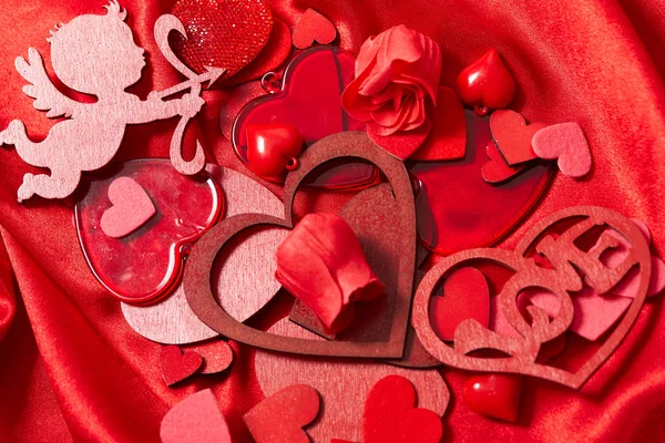 Walentynki Dekoracje Sercami Czerwony Tkaniny Jedwabne — Zdjęcie stockowe