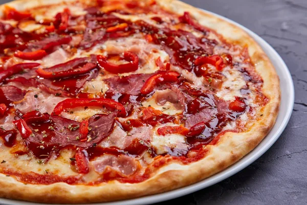 Italiensk Varm Pizza Bitar Bacon Och Peppar Vit Platta Närbild — Stockfoto