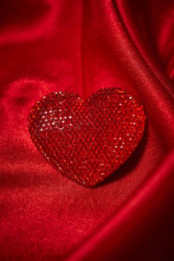 güzel kırmızı ipek kumaş, Sevgililer günü için güzel kırmızı dekoratif kalp yakın çekim