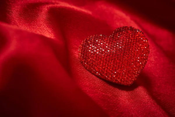 Schönes Rotes Schmuckherz Zum Valentinstag Auf Schönem Roten Seidenstoff Nahaufnahme — Stockfoto