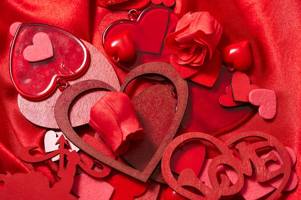 Décorations Saint Valentin Avec Des Cœurs Sur Tissu Soie Rouge — Photo