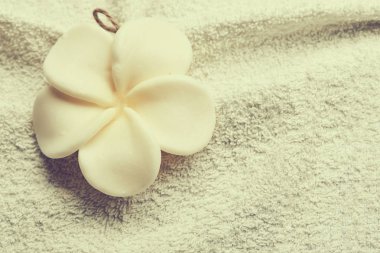 Beyaz saf havluda, spa konsept çiçek