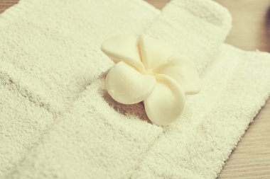 Beyaz saf havluda, spa konsept çiçek