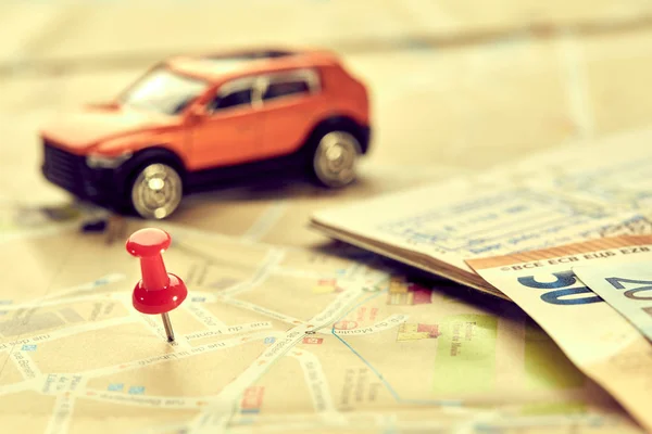 地図上の小さなおもちゃの車 旅行の概念 — ストック写真