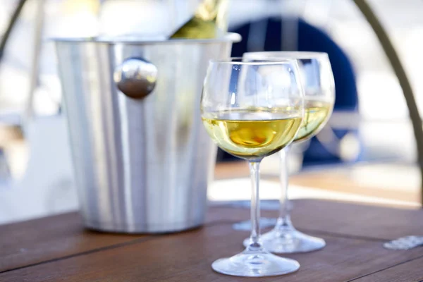 Paar Weingläser Und Eimer Mit Weinflasche Auf Jacht — Stockfoto