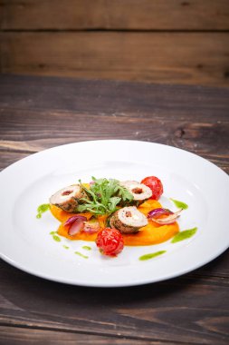 doldurulmuş tavuk fileto beyaz tabakta yakın çekim 