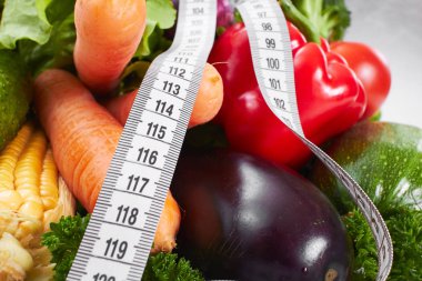 teyp, sağlıklı kavramı ölçme ile taze sebze yığını