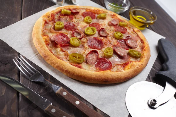 Pizza Sabrosa Caliente Con Salchichas Rodajas Pimiento Verde Primer Plano — Foto de Stock