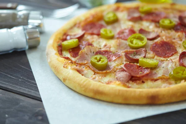Warme Smakelijke Pizza Met Worst Groene Peper Segmenten Close — Stockfoto