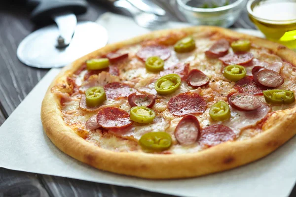 Pizza Chaude Savoureuse Avec Saucisses Tranches Poivre Vert Gros Plan — Photo