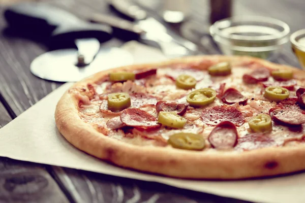 Sosis Yeşil Biber Dilimleri Yakın Çekim Sıcak Lezzetli Pizza — Stok fotoğraf