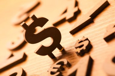 Ahşap sayı ve para birimi simgelerini kümesi