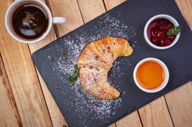 kruvasan bal ve reçel koyu gemide ile yakın çekim  