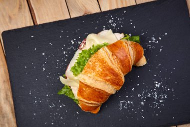 kruvasan jambon ve peynir karanlık gemide yakın çekim  