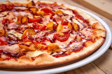 sıcak lezzetli pizza ahşap arka plan üzerinde beyaz plaka