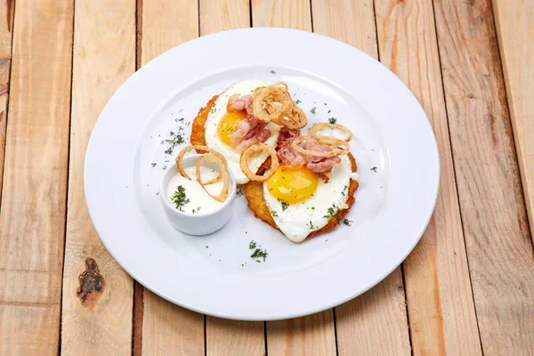 Вкусный Завтрак Белой Тарелке Крупным Планом — стоковое фото