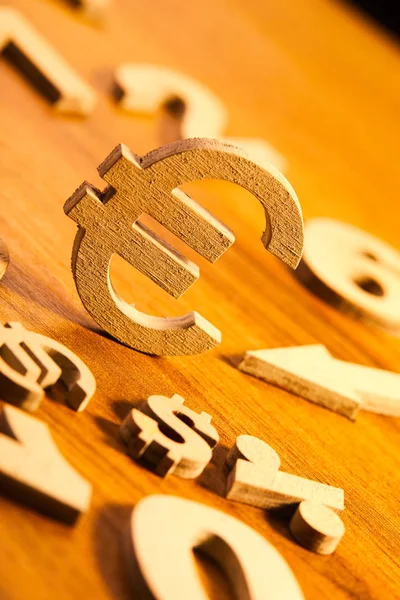 Ahşap sayı ve para birimi simgelerini kümesi