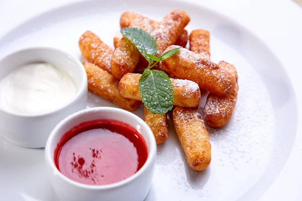 Pasteles Requesón Con Crema Mermelada Plato Blanco Primer Plano — Foto de Stock