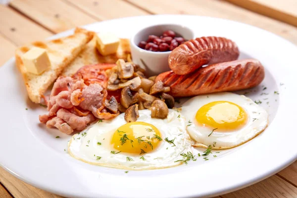 Desayuno Con Salchichas Plato Blanco Primer Plano —  Fotos de Stock