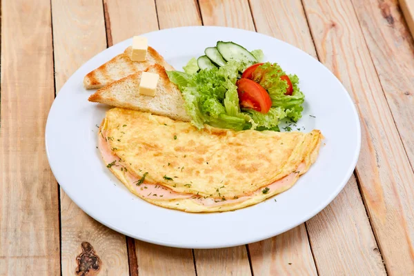 Omelett Mit Toast Und Butter Auf Weißem Teller Frühstückskonzept — Stockfoto
