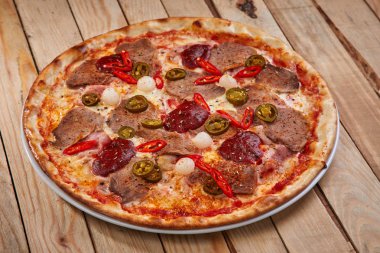 sıcak lezzetli pizza ahşap arka plan üzerinde beyaz plaka