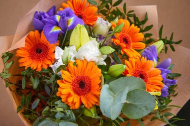 Güzel buket çiçek bej renkli arka plan üzerinde yakın çekim 