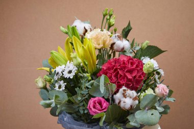 Güzel buket çiçek bej renkli arka plan üzerinde yakın çekim 