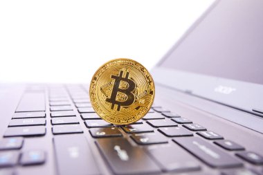 klavye, kripto para birimi kavramı üzerinde altın bitcoin