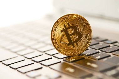 klavye, kripto para birimi kavramı üzerinde altın bitcoin