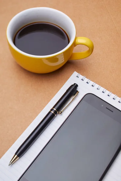 现代智能手机与记事本和咖啡杯在办公室桌子上 商业理念 — 图库照片